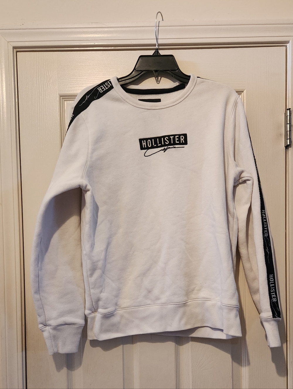Hollister Men's White Logo Crewneck Sweater